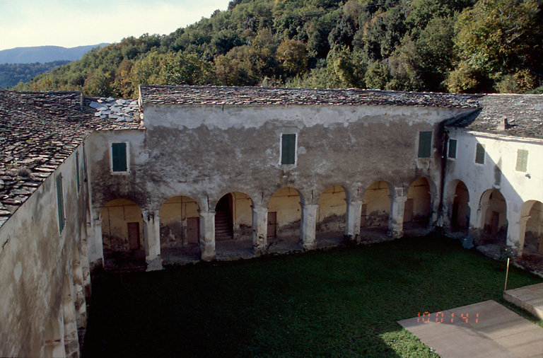 Galeries est, sud et ouest du cloître.