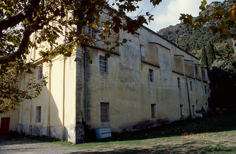 Vue d'ensemble de trois quarts droit.