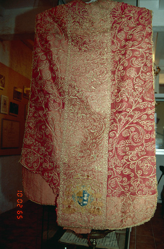 Voile de calice, bourse de corporal, chasuble, étole, manipule (ornement rouge)