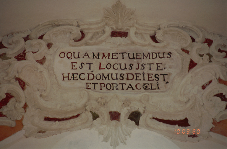 Inscription dans le cartouche sommant le retable.