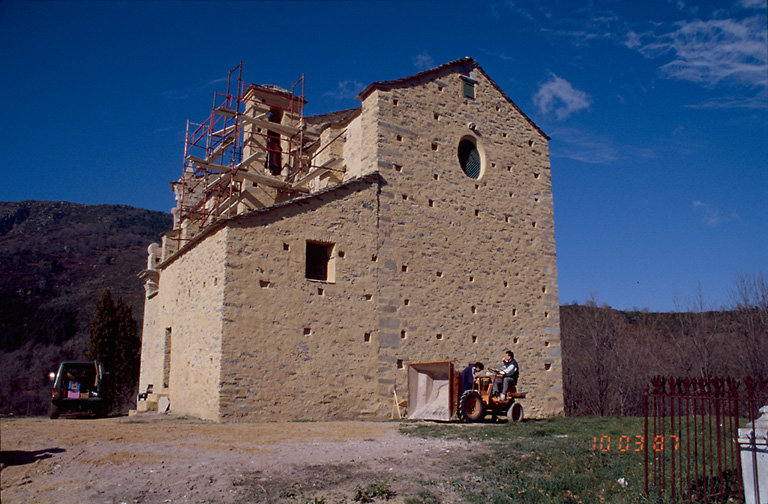 Vue d'ensemble du chevet et de la sacristie.