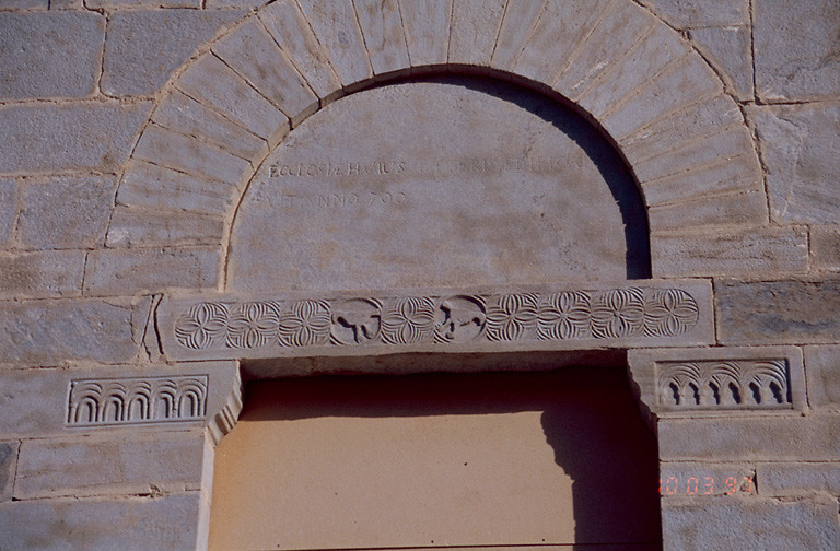 Inscription gravée sur le tympan ouest.