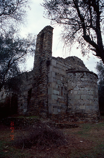 Vue d'ensemble du chevet et du campanile.