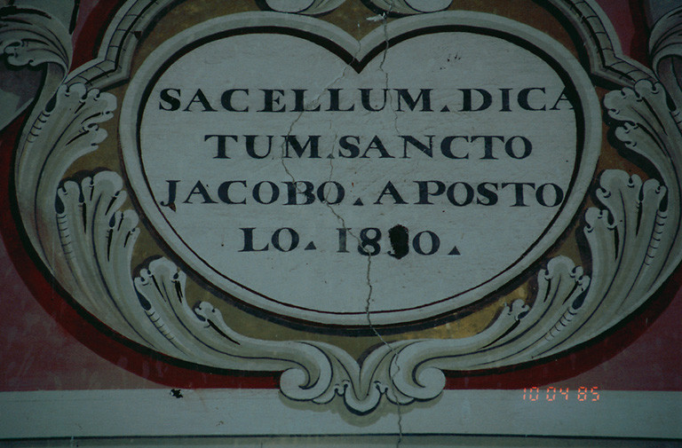 Inscription dans le cartouche sommant le retable.