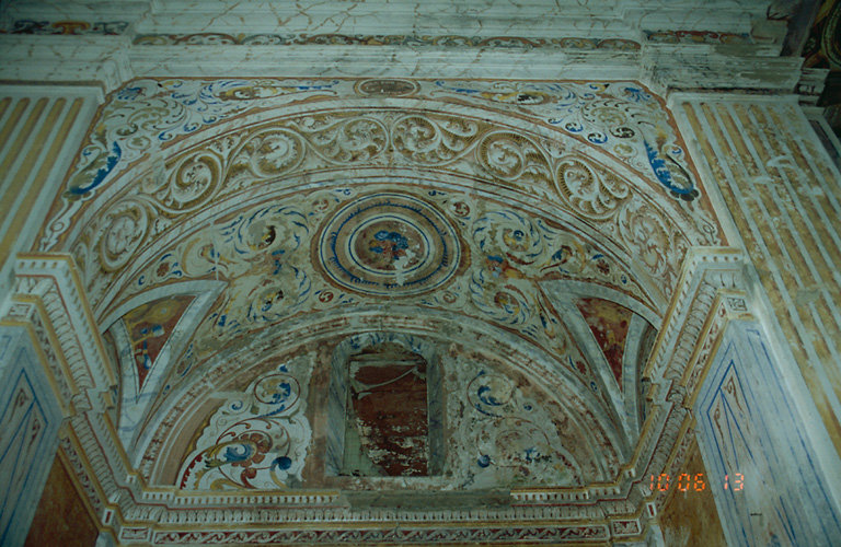 Décor peint ornant la voûte de la chapelle secondaire de l'Adoration du Christ en croix.