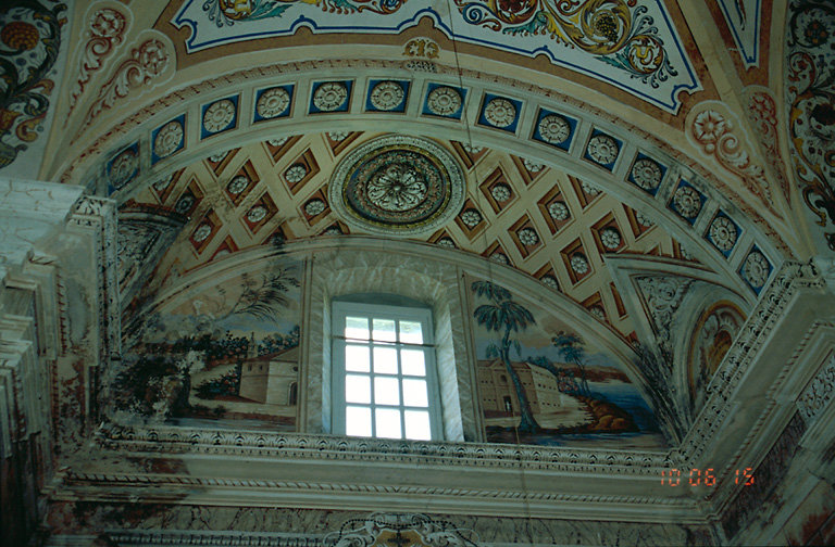 Décor peint ornant la voûte de la chapelle secondaire de saint François d'Assise.