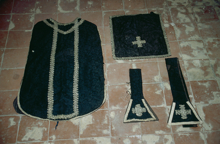 Voile de calice, chasuble, étole, manipule de l'ornement noir