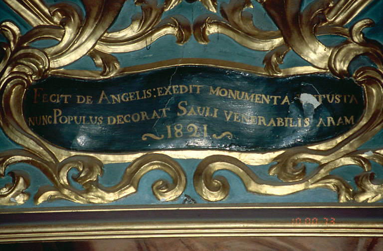 Détail : cartouche avec signature de l'auteur, au sommet du retable.