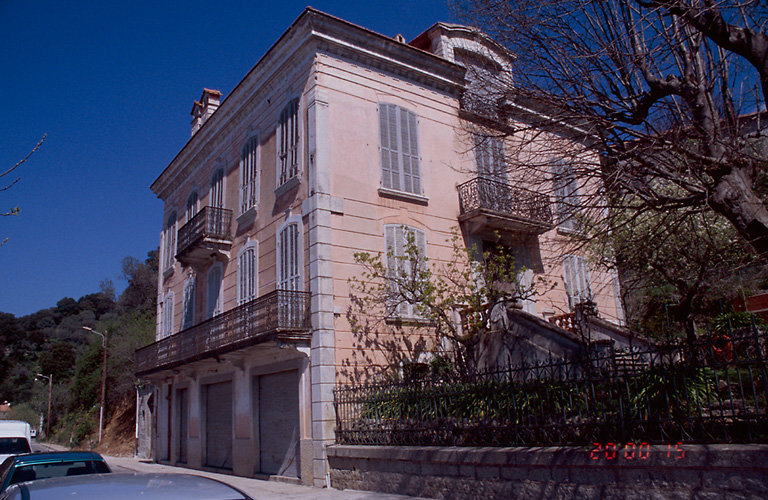 Vue d'ensemble de trois quarts gauche.