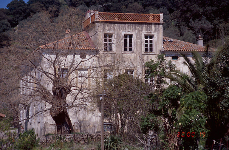 Vue d'ensemble de trois quarts droit.