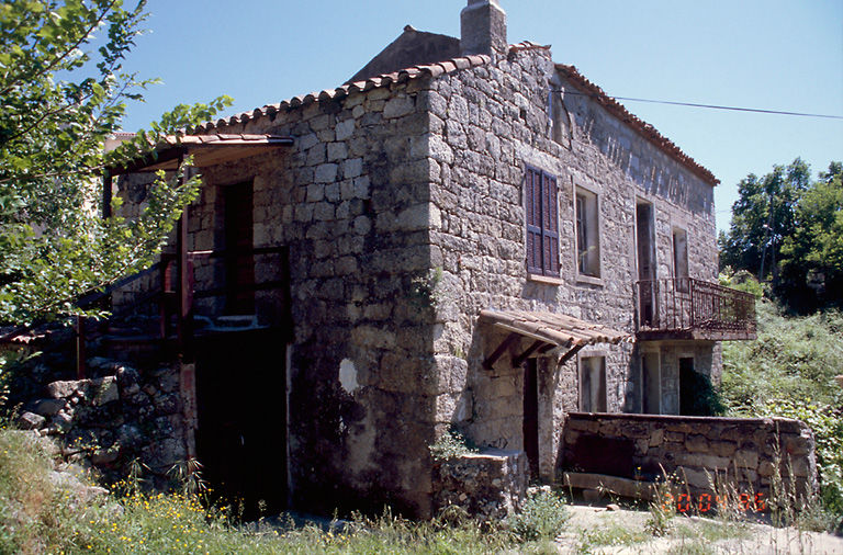 Vue d'ensemble de trois quarts.