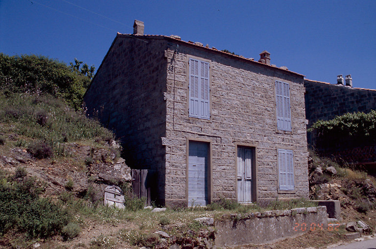 Vue d'ensemble de trois quarts.