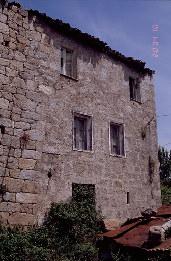 Vue d'ensemble de trois quarts.