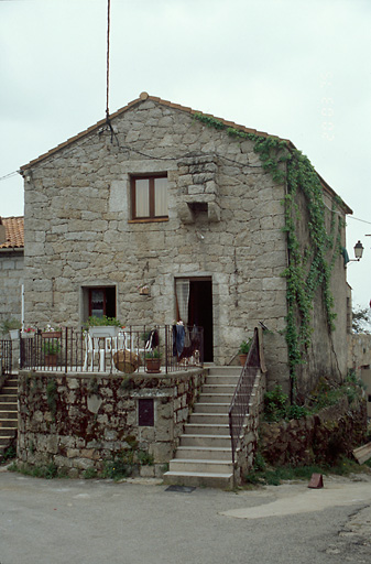 Maison forte, a torra