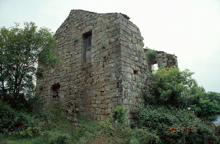 Vue d'ensemble de trois quarts.