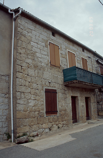 Vue d'ensemble de trois quarts.