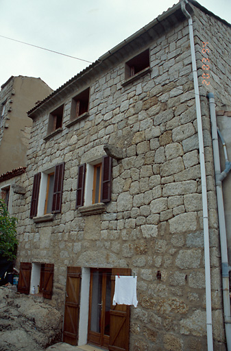 Vue d'ensemble de trois quarts.