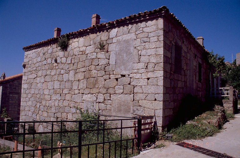 Vue d'ensemble de trois quarts.