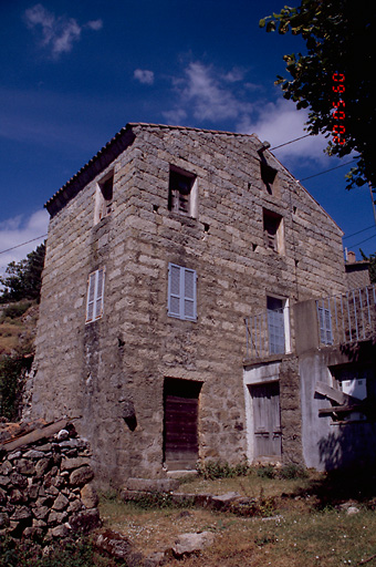 Vue d'ensemble de trois quarts droit.