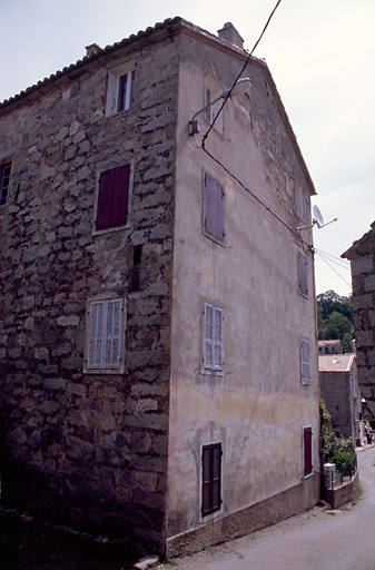 Vue d'ensemble de trois quarts.