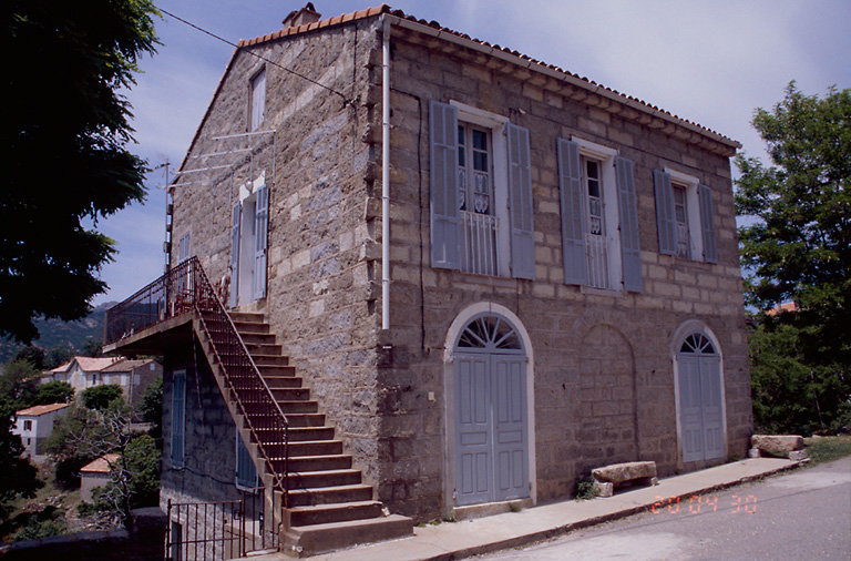 Vue d'ensemble de trois quarts.