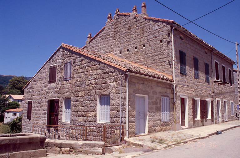 Vue d'ensemble de trois quarts.