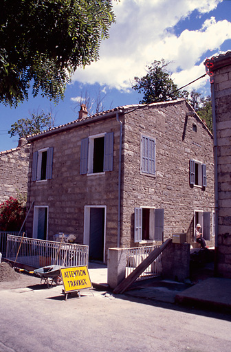 Vue d'ensemble de trois quarts.