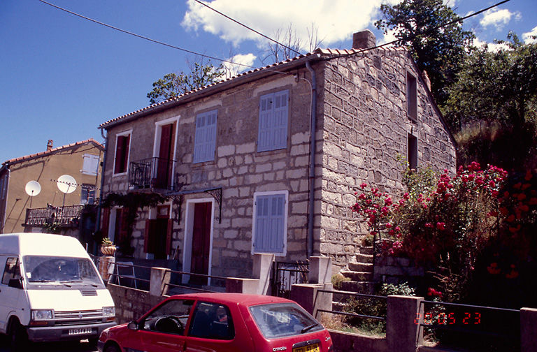 Vue d'ensemble de trois quarts.