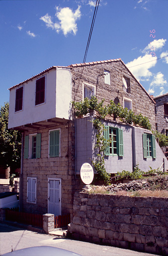 Vue d'ensemble de trois quarts.