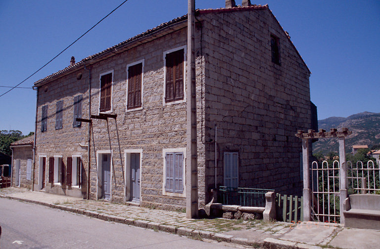 Vue d'ensemble de trois quarts.