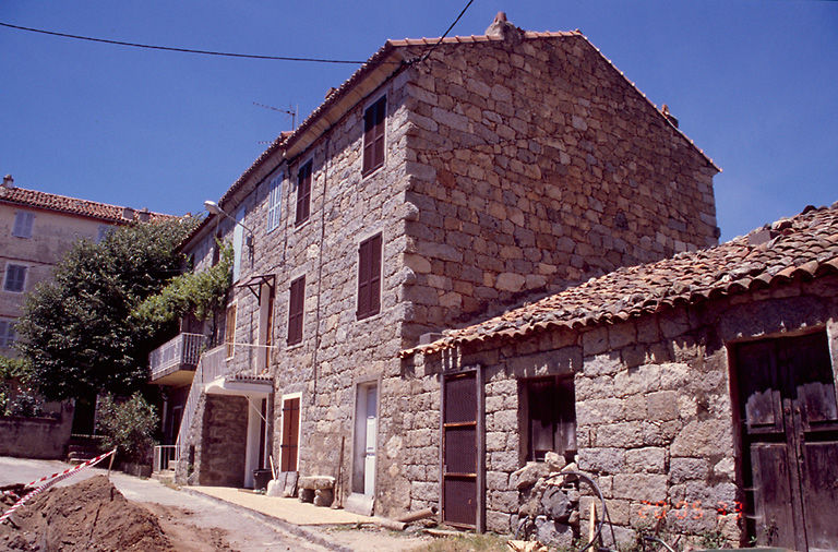 Vue d'ensemble de trois quarts.