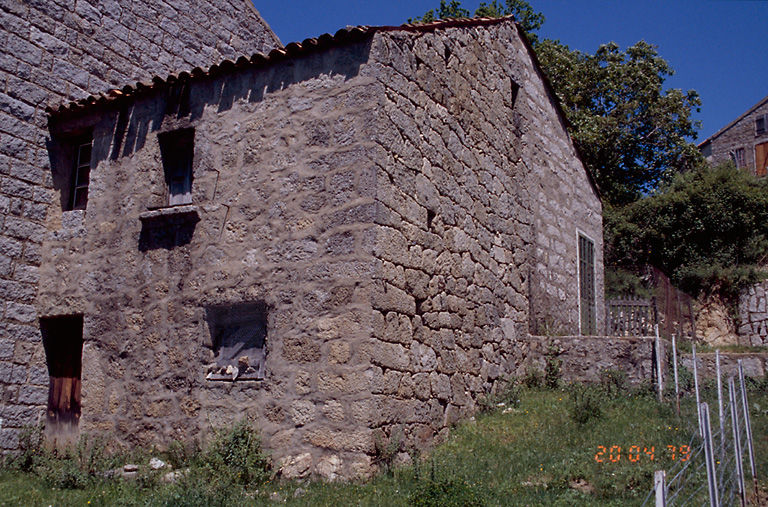 Vue d'ensemble de trois quarts.