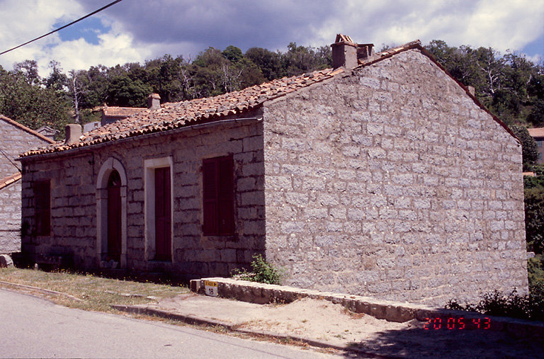 Vue d'ensemble de trois quarts.