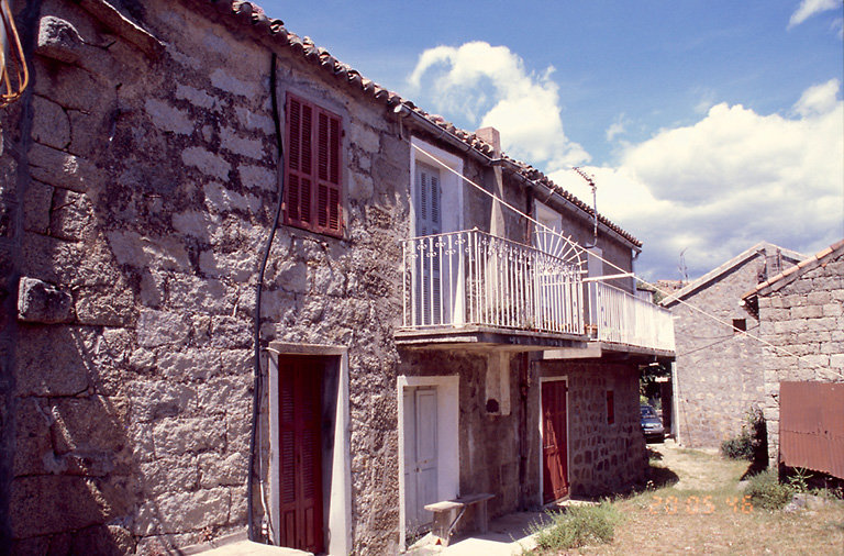 Vue d'ensemble de trois quarts.