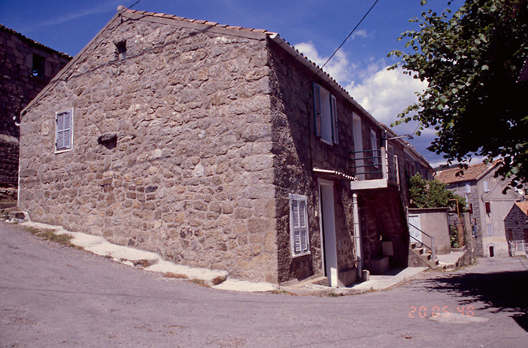 Vue d'ensemble de trois quarts.