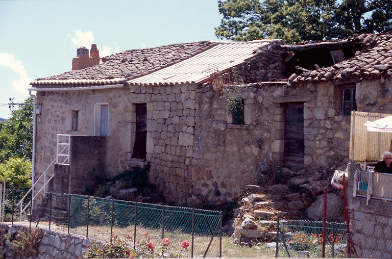 Vue d'ensemble de trois quarts.