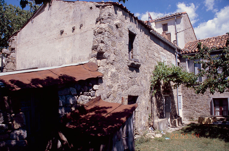 Vue d'ensemble de trois quarts.