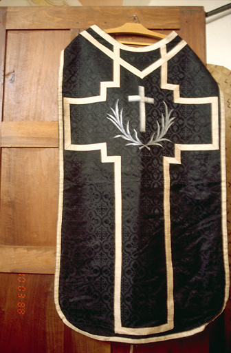 Voile de calice, bourse de corporal, chasuble, étole (ornement noir)