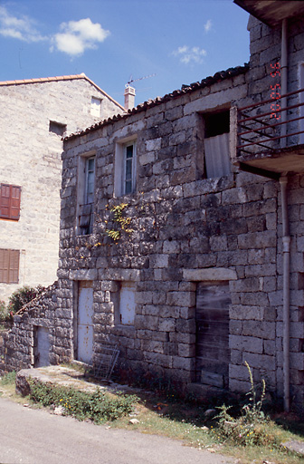 Vue d'ensemble de trois quarts.