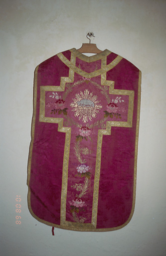 Chasuble, étole, manipule, bourse de corporal (ornement rouge)