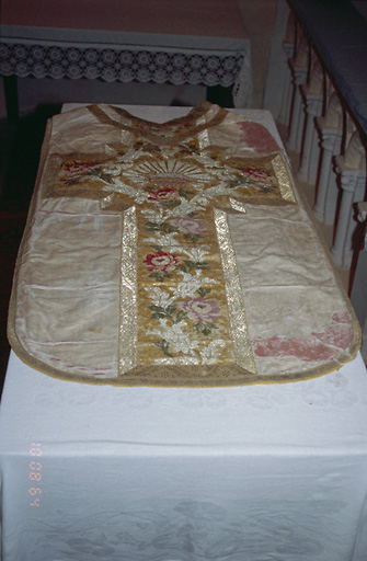 Chasuble, étole, voile de calice, bourse de corporal (ornement blanc)