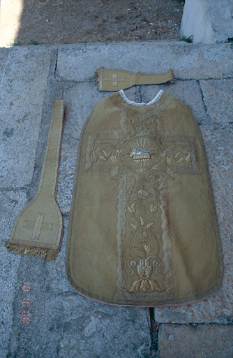 Bourse de corporal, chasuble, étole, manipule, voile huméral (ornement doré)