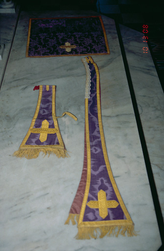 Voile de calice, étole, manipule de l'ornement violet
