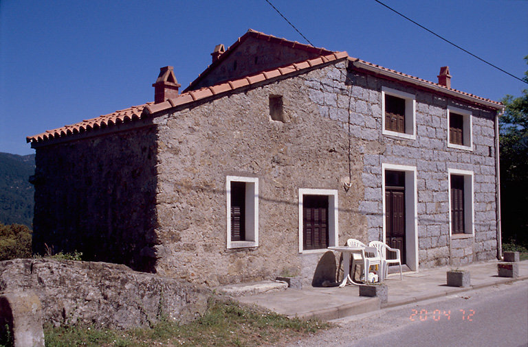 Vue d'ensemble de trois quarts.