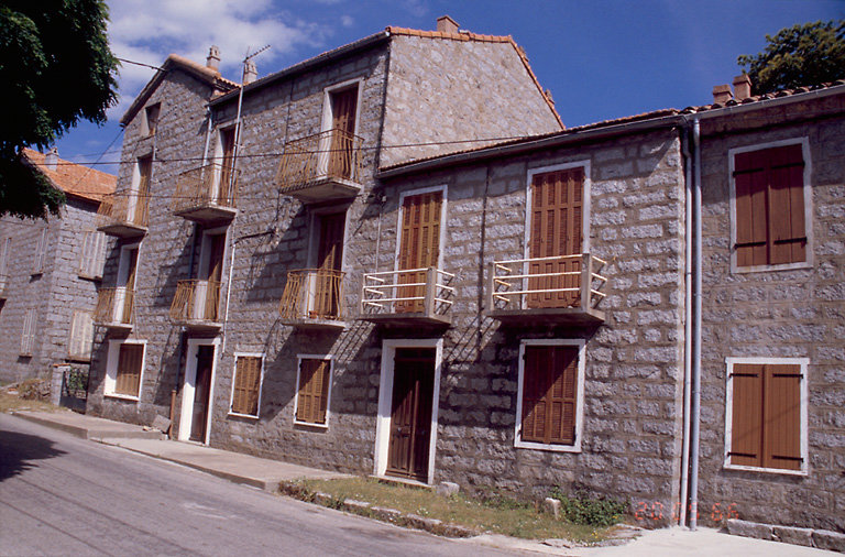 Vue d'ensemble de trois quarts.