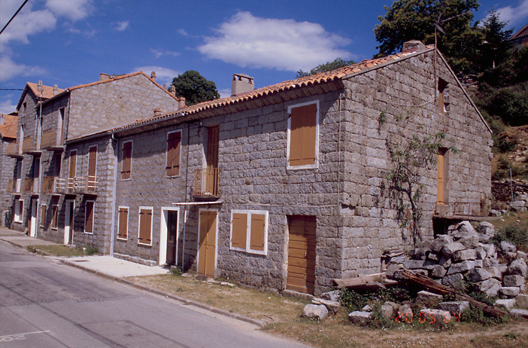 Vue d'ensemble de trois quarts.