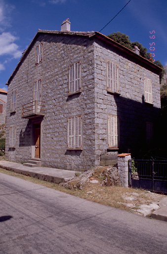 Vue d'ensemble de trois quarts.