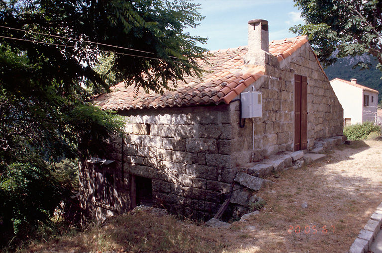 Vue d'ensemble de trois quarts.