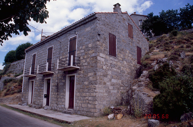 Vue d'ensemble de trois quarts.