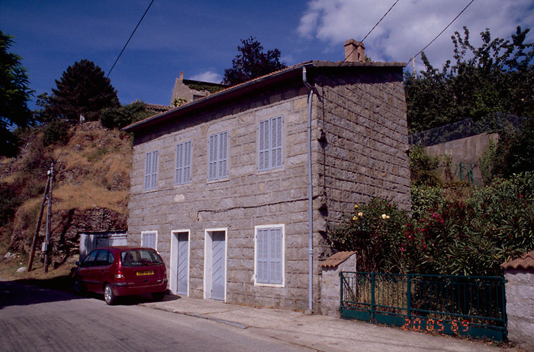 Vue d'ensemble de trois quarts.